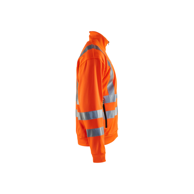 Orange jacka med reflekterande silverfärgade band runt ärmar och midja, sedd från sidan.