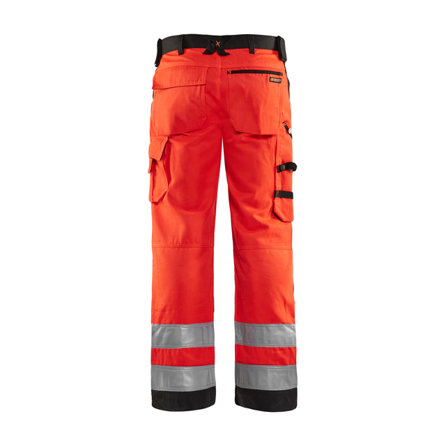 Orange arbetsbyxor med reflexband och flera fickor, sedda bakifrån.