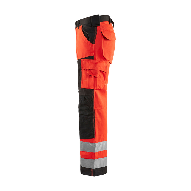 Orange och svarta arbetsbyxor med reflexband vid vristen och flera fickor.