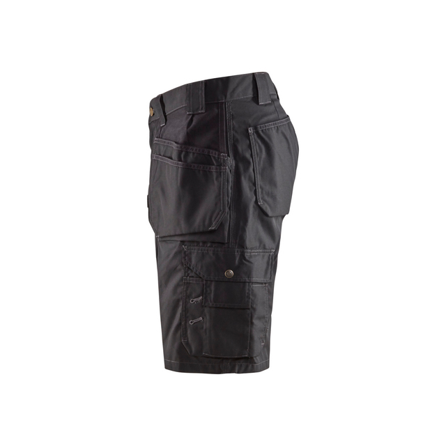 Svarta shorts med flera fickor och bälteshällor, sedd från sidan.