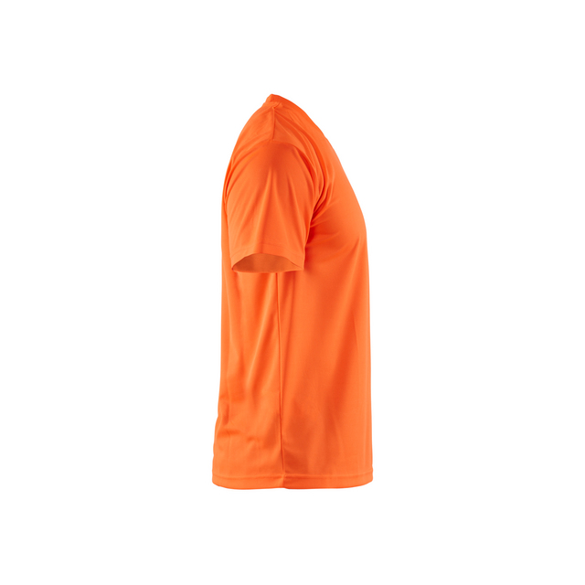 En orange kortärmad t-shirt sedd från sidan mot en vit bakgrund.