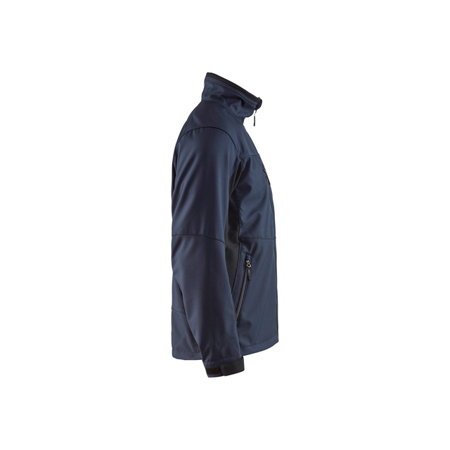 Mörkblå jacka i softshell-material, sedd från sidan, med dragkedja och hög krage.