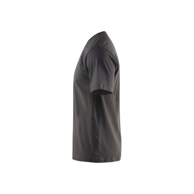 Grå t-shirt sedd från sidan, mot vit bakgrund.