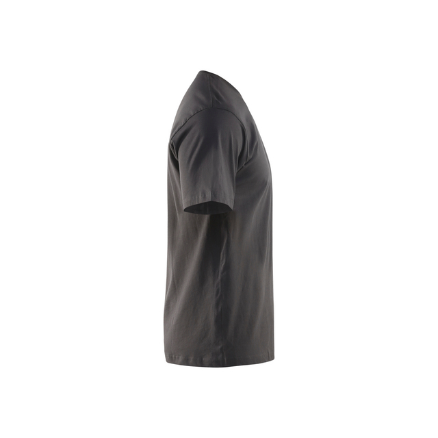 Grå t-shirt sedd från sidan mot en vit bakgrund.