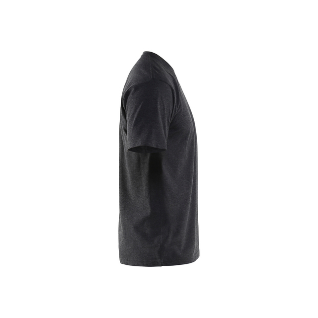 Svart t-shirt sedd från sidan mot en vit bakgrund.
