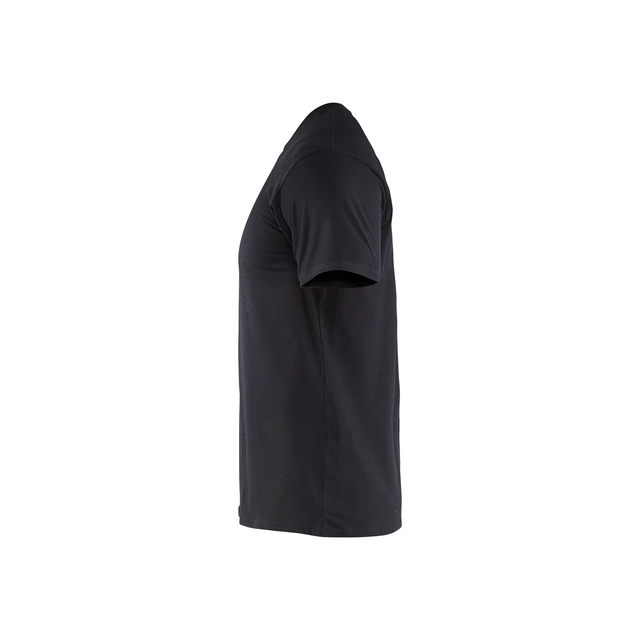 Svart t-shirt sedd från sidan mot en vit bakgrund.