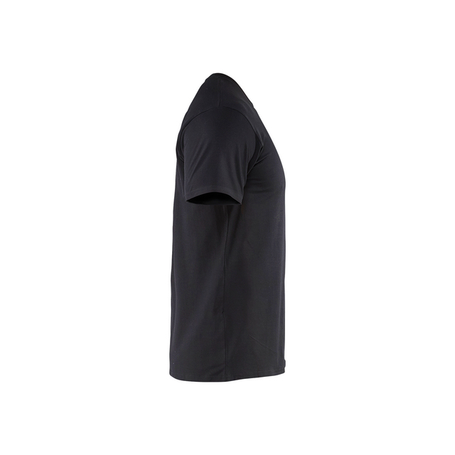 Svart t-shirt fotad från sidan mot en vit bakgrund.