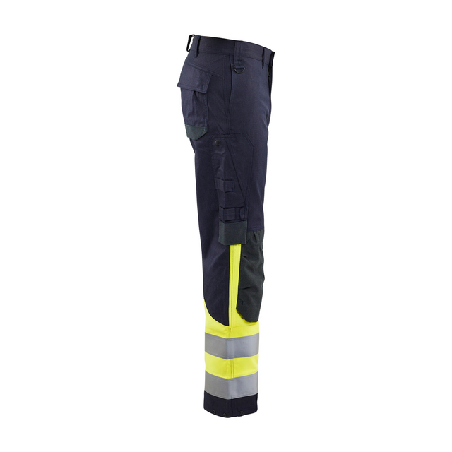 Mörkblå byxa med gula och grå reflexband vid vaden, sidosyn med flera fickor.