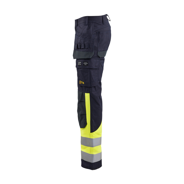 Arbetsbyxor i svart och gult med reflexband kring benen.