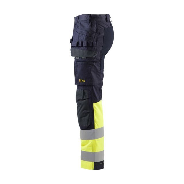 Arbetsbyxa med midjefickor i mörk färg och gula partier med reflexband på benen.
