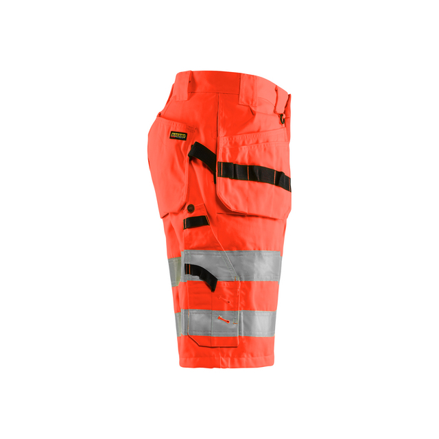 Orange snickarshorts med svarta fickor och gråa reflexband.