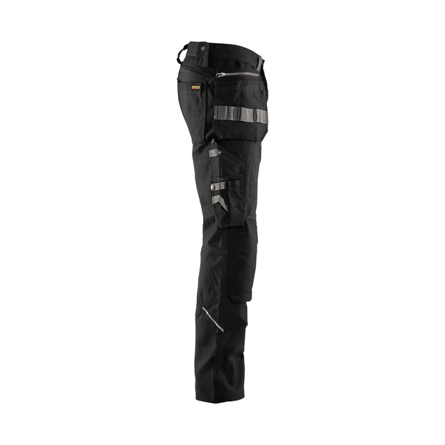 Svarta byxor med flera fickor och reflexband.