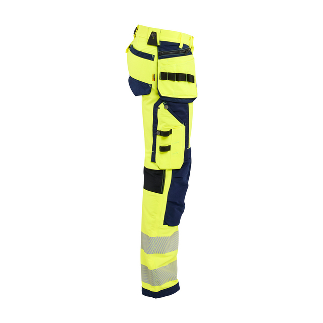 Arbetsbyxor i neongult med blå detaljer och reflexband på benen. Flera fickor på sidan.