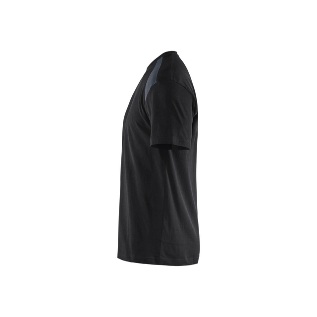 Svart t-shirt sedd från sidan mot en vit bakgrund. Kortärmad med enkel design.