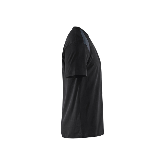 Svart kortärmad T-shirt i profil, sedd från sidan mot vit bakgrund.