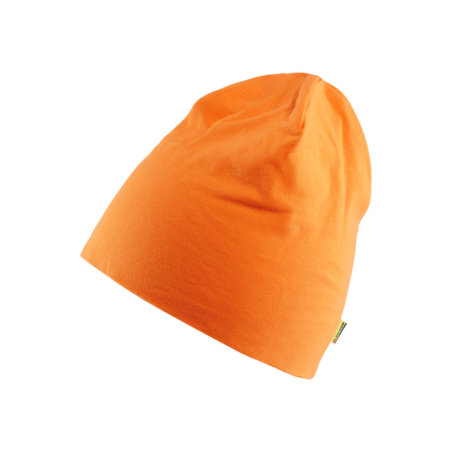 Orange mössa i mjukt tyg, etikett på sidan.