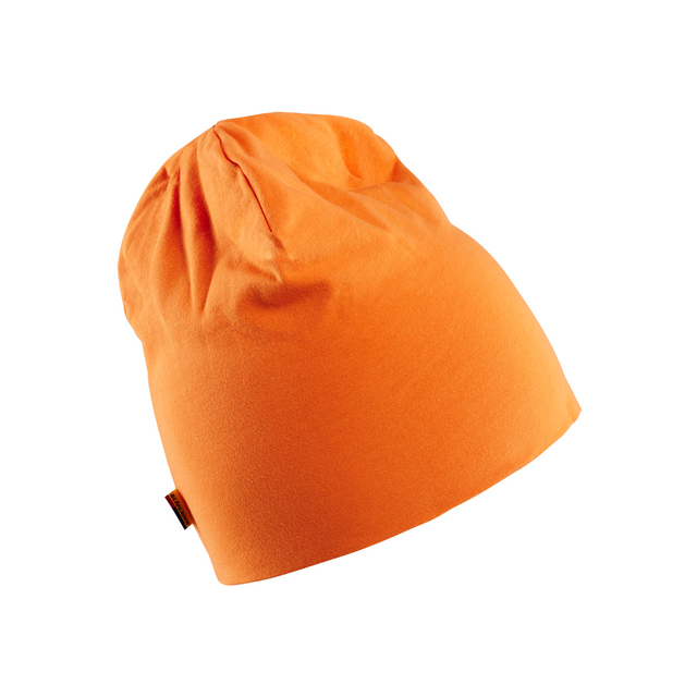Orange mössa i trikåtyg, rynkad upptill med ett litet brunt märke på sidan.