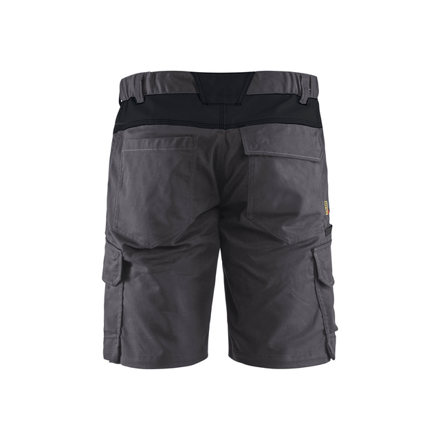 Grå shorts med svarta detaljer, bakfickor och benfickor, sedda bakifrån.