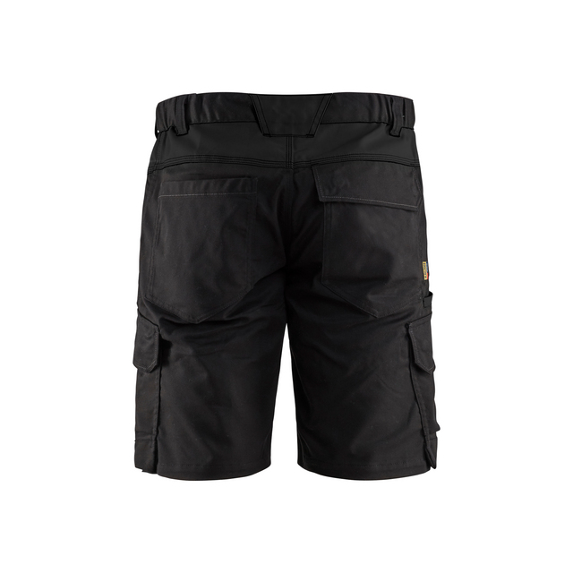 Svarta shorts med fickor, bälteshällor och sömmar bak.