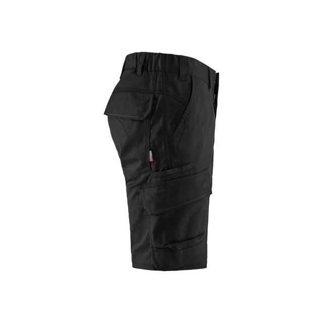 Svarta shorts med flera fickor och elastisk midja, sedd från sidan.