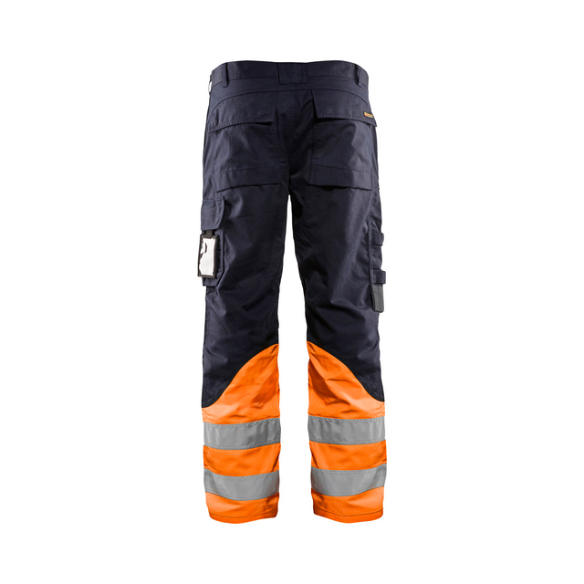 Arbetsbyxor med mörkblå ovandel och orangea benslut med reflexband. Flera fickor och förstärkningar.