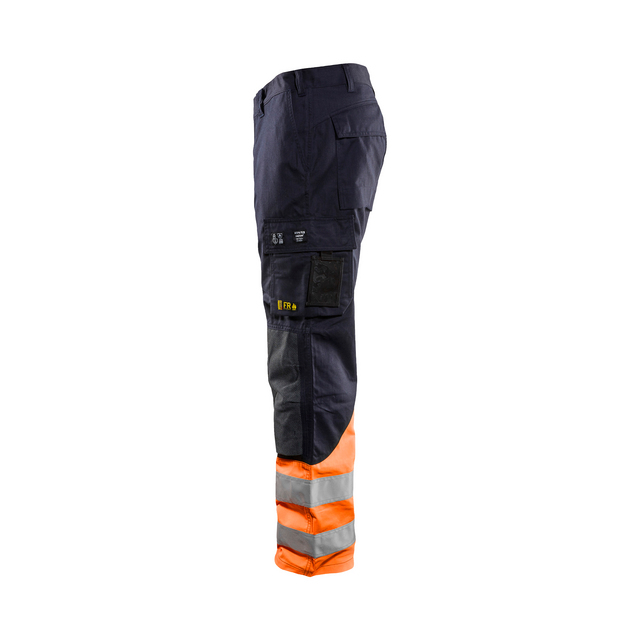 Arbetsbyxa i svart och orange med reflexband på benen.