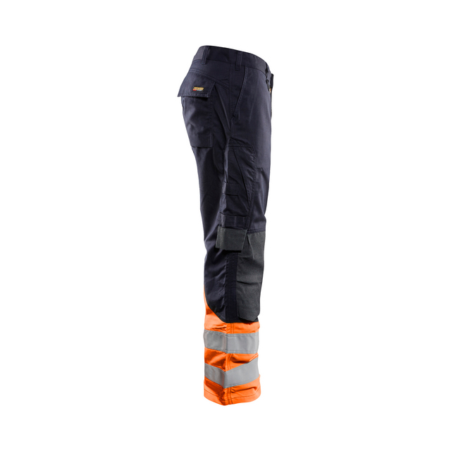 Mörkblå byxor med orange och silver reflexband vid bensluten, fickor och hällor för bälte.