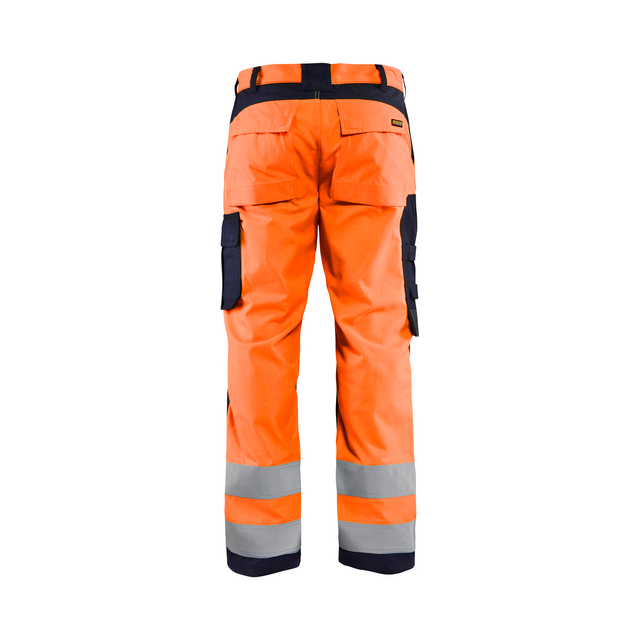 Orange arbetsbyxor med reflexband och mörka fickor baktill och på sidorna.