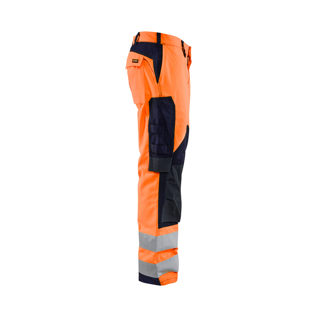 Arbetsbyxa i orange med mörkblå detaljer och reflexband vid vaden. Flera fickor på sidorna.