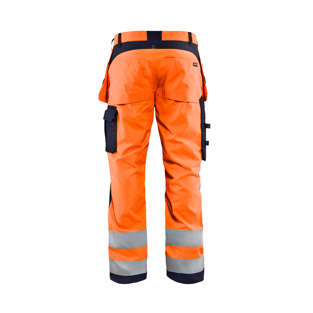 Orange arbetsbyxor med reflexband och fickor, sedd bakifrån.