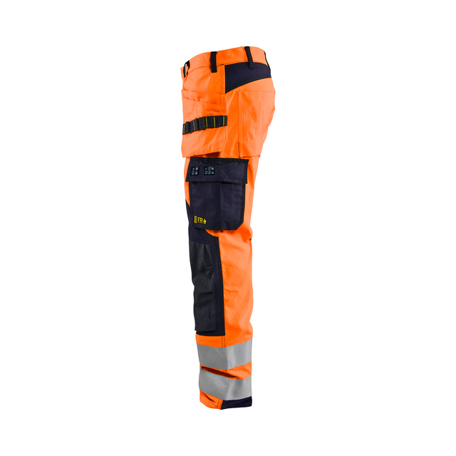 Arbetsbyxor i orange och svart med reflexband och flera fickor.