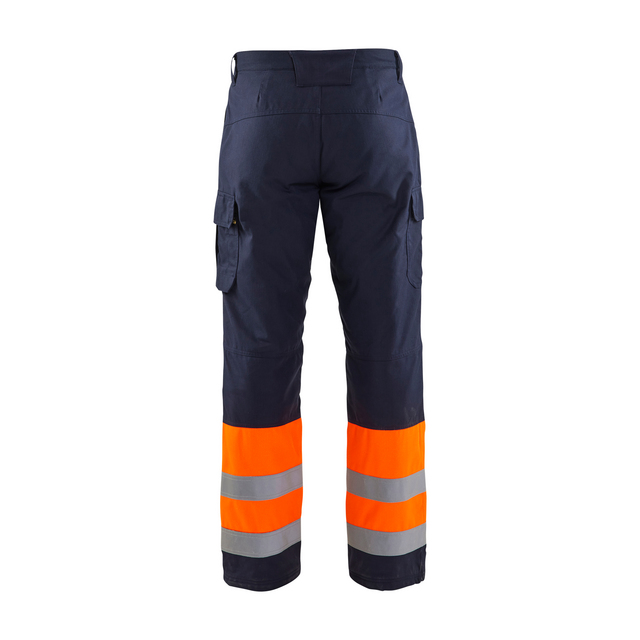 Mörkblå byxor med orange och grå reflexband nära bensluten.