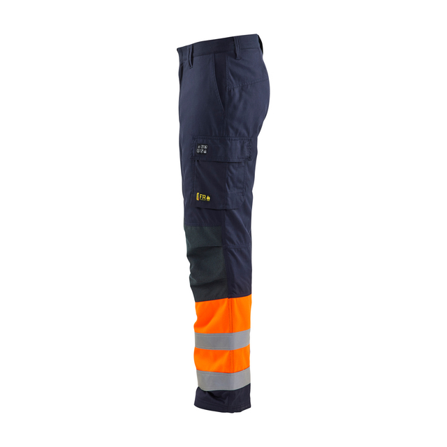 Blå arbetsbyxa med orange och grå reflexband runt benen, sidofickor och ETPA-logga.