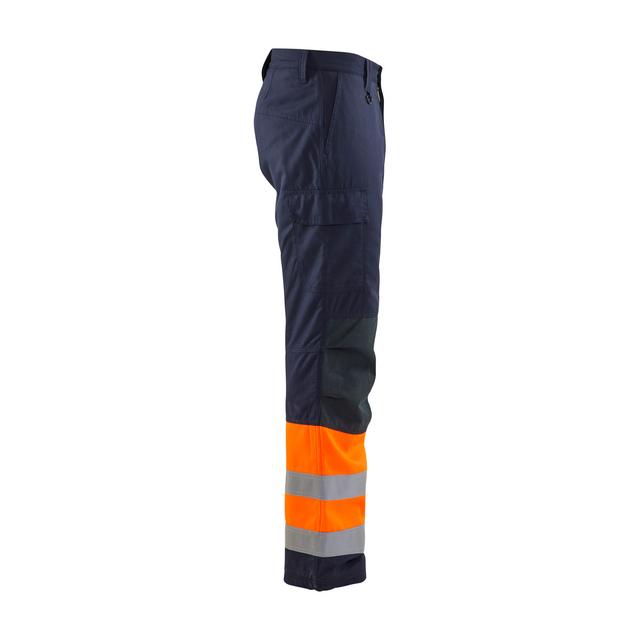 Svarta byxor med orange och grå reflexband på benet, sett i profil från vänster sida.