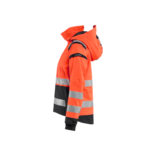 Orange jacka med huva, reflexband på ärmar och nederdel, mörka partier på ärmar och midja.
