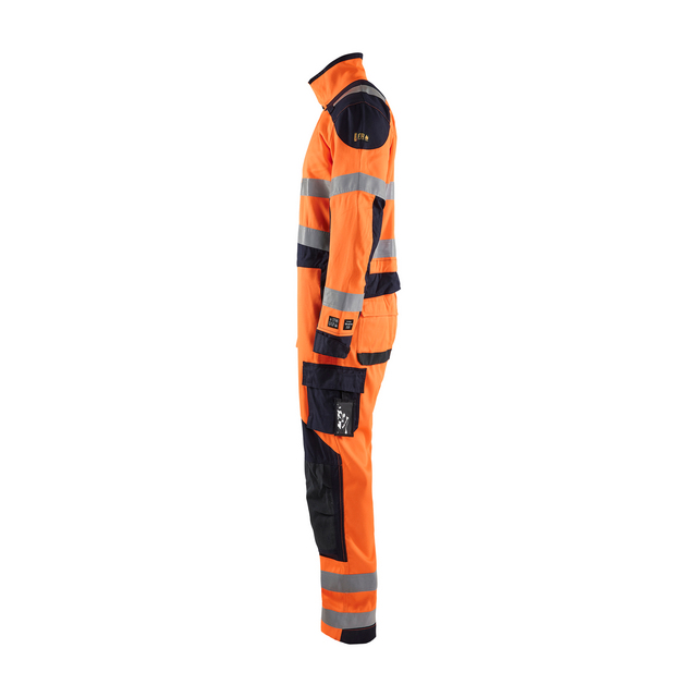 Orange och svart säkerhetsdräkt med reflexband, sett från sidan.