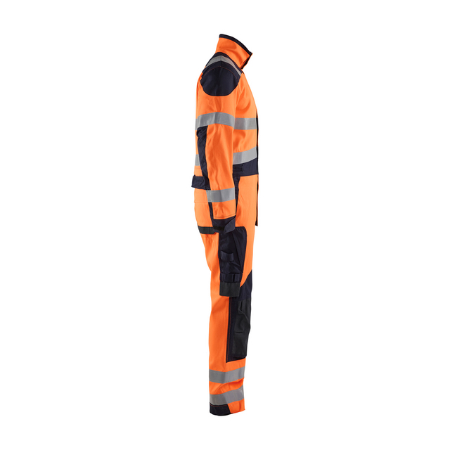 Orange och svart varseloverall med reflexband och hög krage, sedd från sidan.