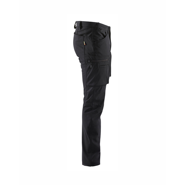 Svarta arbetsshorts med flera fickor, sedda från sidan.