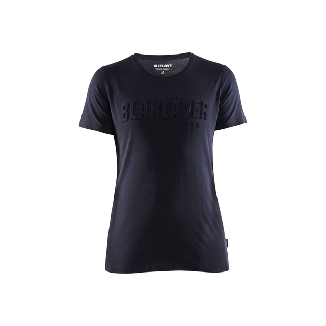 Mörkblå dam-T-shirt med texten BLÅKLÄDER i relief över bröstet.