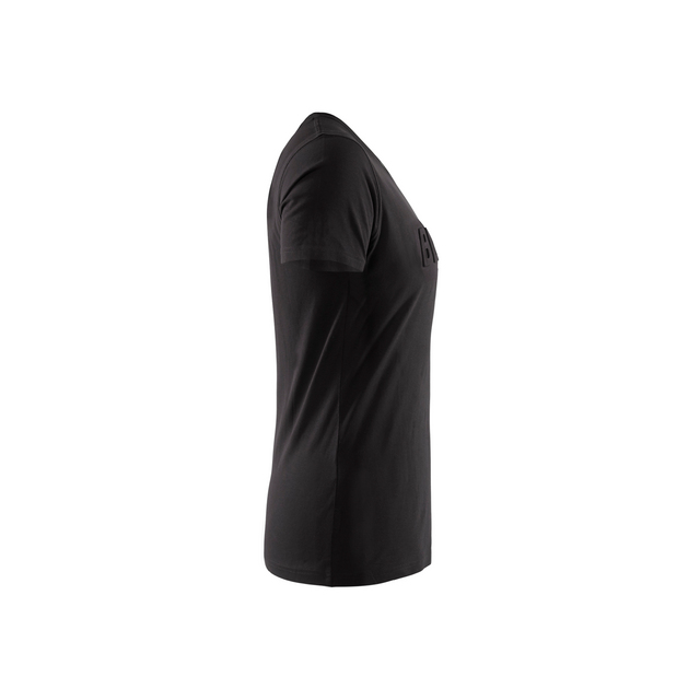 Svart t-shirt sedd från sidan mot en vit bakgrund.