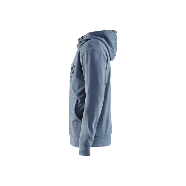 Blå hoodie sedd från sidan, med text på bröstet och en huva.