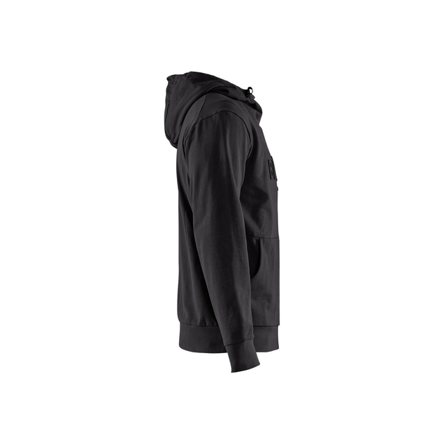 Svart hoodie med luva och dragkedja, sedd i profil från vänster sida.