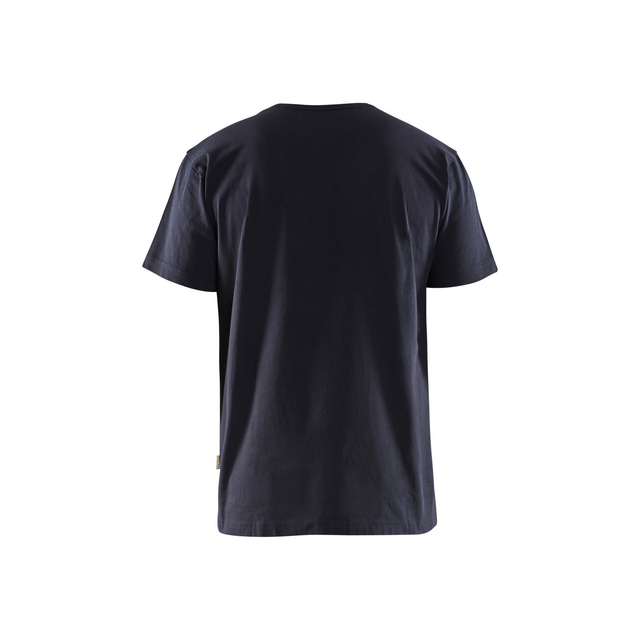 Svart t-shirt sedd bakifrån på vit bakgrund.