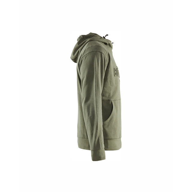 Grön hoodie sedd från sidan med ficka framtill och dragsnöre vid huvan.