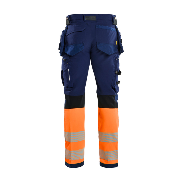 Arbetsbyxor med blått tyg, orange ben med reflexband, flera fickor och små svarta detaljer.