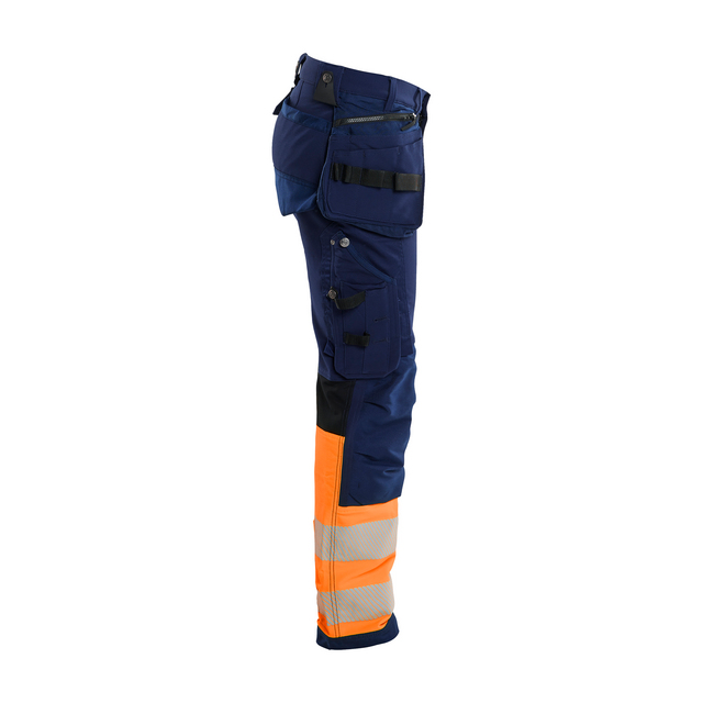 Arbetsbyxa i blått med orange och grå reflexdetaljer på benen, fickor och knäskydd.