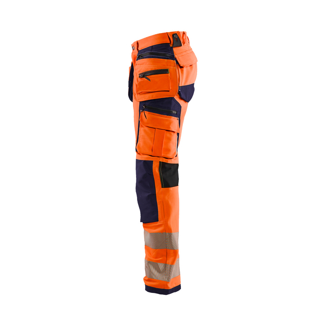 Orange och mörkblå arbetsbyxa med flera fickor och reflexdetaljer.