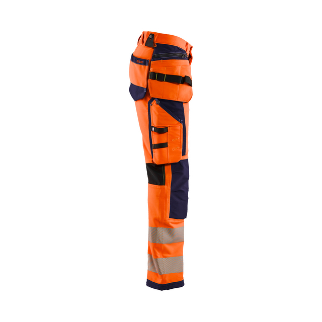 Orange och blå arbetsbyxor med flera fickor och reflexband runt benen.