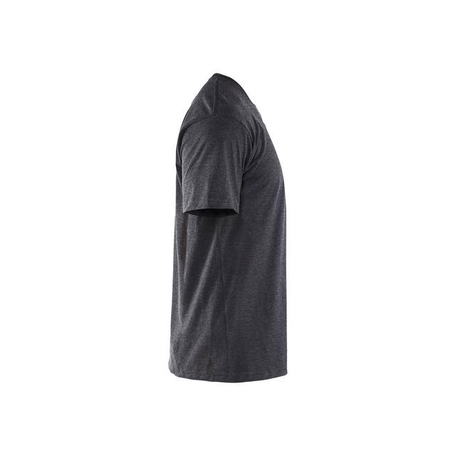 En grå t-shirt sedd från sidan mot en vit bakgrund.