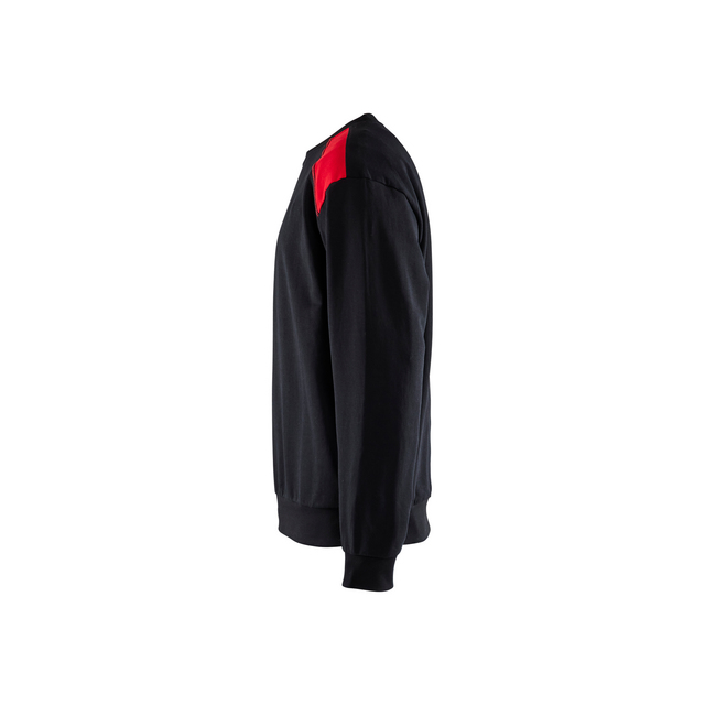 Svart sweatshirt med röd axeldetalj, sedd från sidan, mot vit bakgrund.